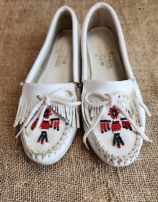 Minnetonka Moccasin Beaded Thunderbird Womens Size 7 White Fringe Leather Loafer • $10