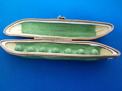 VINTAGE LIMOGES HINGED TRINKET BOX PEA POD PEINT MAIN LIMOGES - Damaged • £20