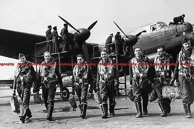 F008072 Crew Of A Lancaster Bomber. 1943. WW2 • £3.75