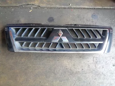 2002 MITSUBISHI SHOGUN 3.5 GDI Warrior 5DR FRONT GRILL MN11713/4 • $44.19