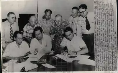 1949 Press Photo Stevedoring Companies' Officials ILWU Signed Agreement Hawaii • $29.88