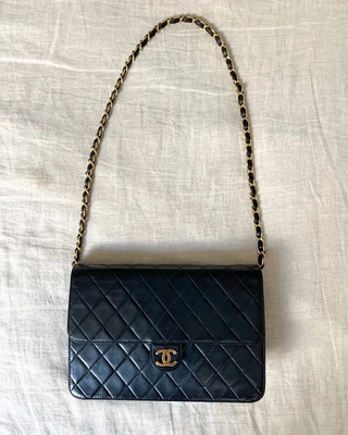 $4500 • Buy CHANEL Classic Medium Flap Bag Black Lambskin PERFECT VINTAGE CONDITION 