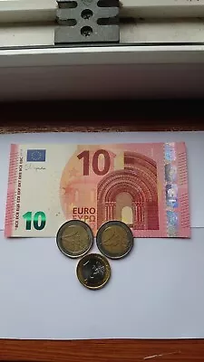 Leftover Holiday Money  €15.00 Euros. • £16.35