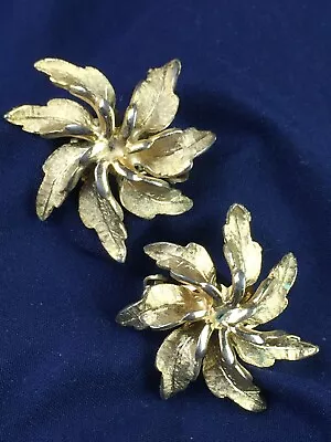 Vintage Signed HAR Gold Tonę Flower Pinwheel Clip Earrings • $17.99