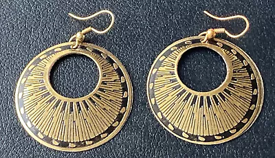 Quirky Boho 70s Style Gold Tone Sunburst Pattern Open Hoop Disc Earrings • £4.99