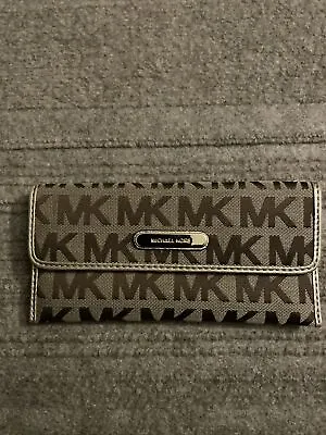 Michael Kors Clutch • $20