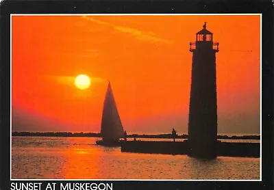 # H2742   Muskegon  Mi.    Postcard   Light House • $4