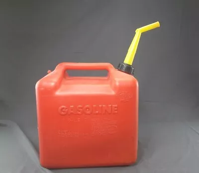 Vtg Chilton Model P500 5 Gallon 18.9 L Vented Red Plastic Gas Can W/screen Spout • $47.50