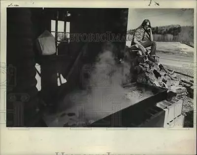 1975 Press Photo Bonnie Reyes Watches Maple Syrup Boil On New York Farm • $19.99