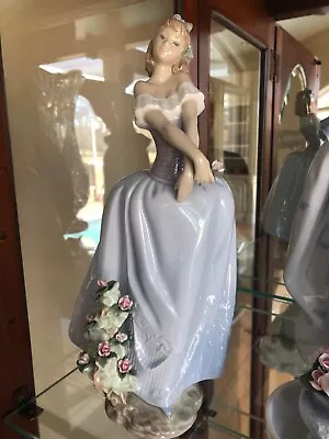 **Lladro**# 06712** Lady In Love **Retired**Box/Papers*MOTHER'S DAY*11.5  Tall • $279.99