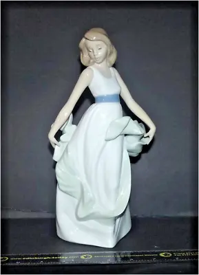 Large Lladro/nao Lady Figurine 1343 • £18.99