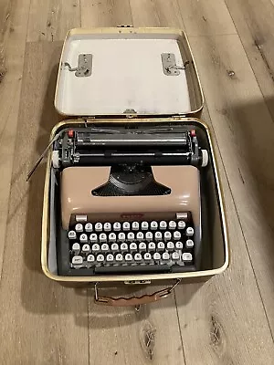 1950's VINTAGE ROYAL FUTURA 800 PORTABLE TYPEWRITER In HARDCASE. EXCELLENT COND. • $75