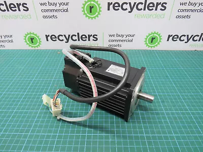 Yaskawa AC Servo Motor USAREM-03CF2X W300 N.m 0.96 A2.7 R/min 3000 • £285