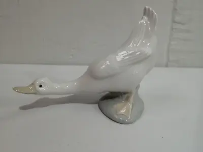 Nao Lladro Long Necked Goose Porcelain Figurine Unboxed Excellent Condition • £9.95