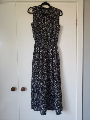 $15 • Buy UNIQLO Women's Designer BOHO Black/White Floral Print Sleeveless Dress S/8-10