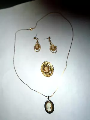 Vintage Pretty White/tan Cameo Pendant Necklace/brooch/earrings Set • $3.99