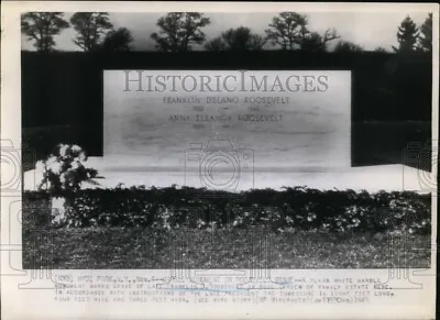 1945 Wirephoto Plain White Marble Monument Marks Grave Franklin Roosevelt 8X11 • £24.10