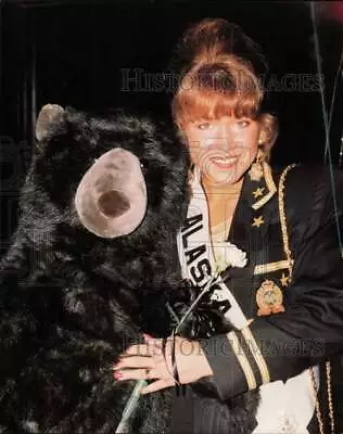 1992 Press Photo Miss Alaska Teen USA Cindy Bridges Pose With A Plush Bear • $15.88