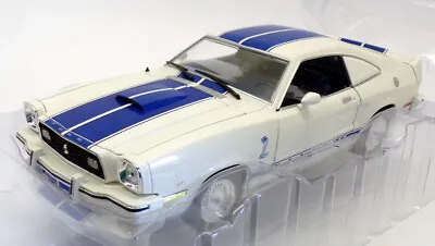 Greenlight 1/18 Scale 5D098 - 1976 Ford Mustang Cobra II - White/Blue • $142.99