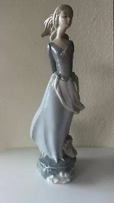 Lladro Sea Breeze Wind Blown Girl #4922 14  Porcelain Figurine Retired - No Box • $129