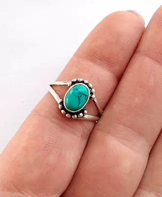 ! Lovely Vintage Sterling Silver & Turquoise Ring - Size 6 • $42