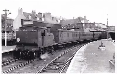 B.770 ISLE OF WIGHT RAILWAY - TRAIN AT COWES - Plain Back • £1.90