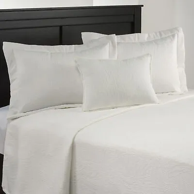 Sagamore Matelasse Throw Bedspread • $159.99