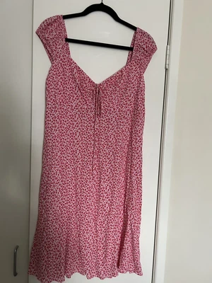 $22 • Buy Forever New Size 14 Pink And Red Floral Dress