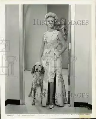 1963 Press Photo Singer Mitzi Gaynor With Her Dog - Kfx65876 • $9.99