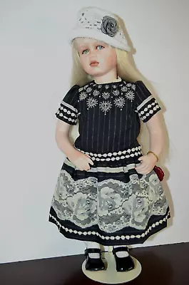 Mundia Doll Christine Et Cecile Valentine Porcelain Doll 18  • $95.99