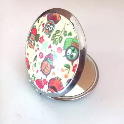 A Small Beautiful Round Mirror With Drawings On The Outside • $1.50