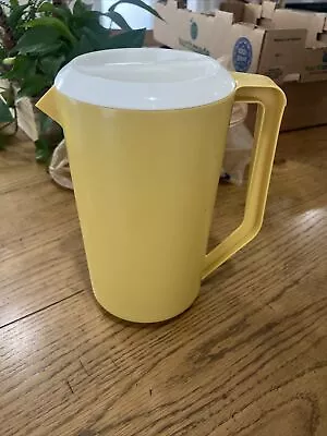 Vintage Rubbermaid J-2445 Yellow 2 1/4 Quart Pitcher W/ Slotted White Lid • $14.95