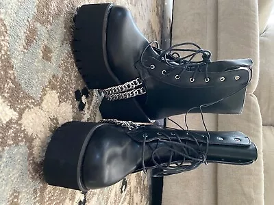 BRAND NEW - NEVER WORN - SIZE 7 WOMEN’S Black Drop Chain Platform Booties • $40