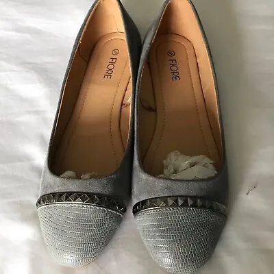 £3 • Buy Flat Shoes Size 7