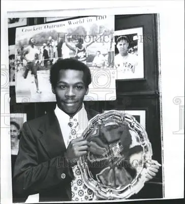 1974 Press Photo Ivory Crockett Tanqueray Award Track • £17.51