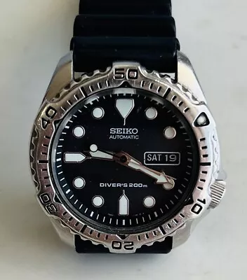 Men’s Vintage Seiko 7S26-7020 Black Day-Date 200M Scuba Di-vers 21j Auto SS Watc • $33