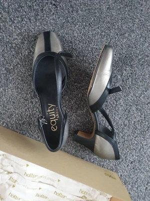 £2.50 • Buy Ladies Hotter 3.5 Leather Silver And Navy Equity Shoes Lovely Style And Quality 