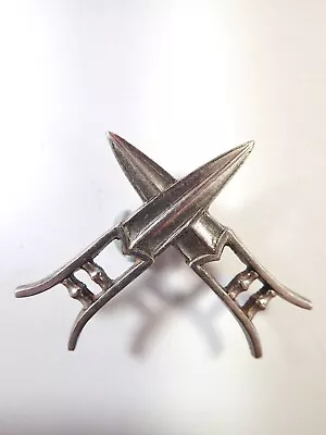 India: Crossed Knives Original Silvered Cap/Collar Badge. • £19