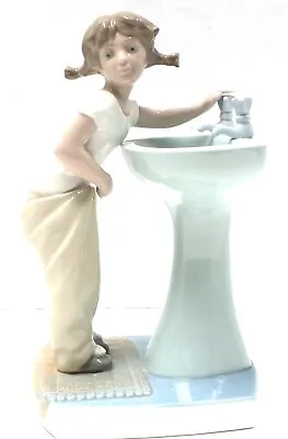 LLADRO GIRL Clean Up Time Girl At Sink FIGURINE  Retired RARE 4838 • $99.99