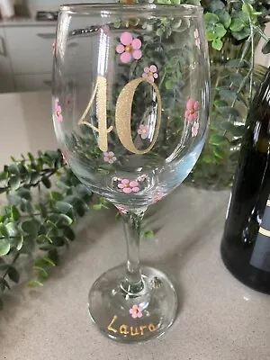 PERSONALISED Hand Painted 18th21st30th40th50th PINK DAISY Wine Glass WRAPPED • £9.50