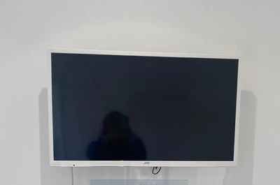 £50 • Buy JVC LT-32C691 32  Smart LED TV In White & LOGIK LTM13 Tilt TV Bracket