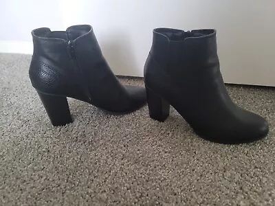 GREAT PRE-OWNED!  Me Too  3inch Black Leather Zipper Boots Women's 7.5 • $27.99