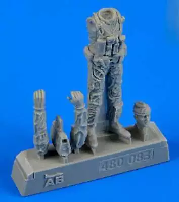 1/48 USN Pilot W/Bag Vietnam War 1965-73 (Standing No Helmet) • $17.72