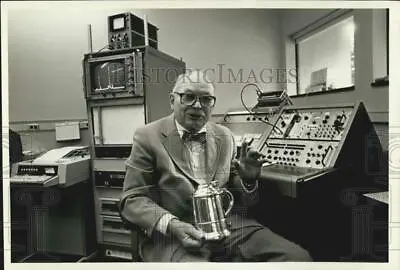 1981 Press Photo Victor F. Hanson With Tankard Tested In X-Ray Spectrometer • $19.99