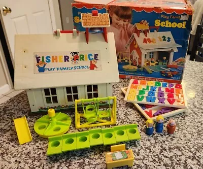 VINTAGE 1971 FISHER-PRICE LITTLE PEOPLE PLAY FAMILY SCHOOL #923 W/box Incomplete • $51