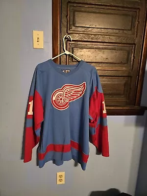 Vintage (Minor Blemish) XL NHL Detroit Red Wings Starter Blue And Red Jersey #11 • $16.50