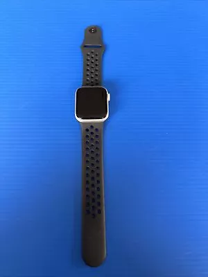Apple Watch Series 5 Nike+ 40mm Silver Aluminium Case With Nike Band - M/L • $32