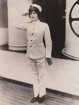 1927 Press Photo Follies Dancer Evelyn Law Aboard Ocean Liner SS Caledonia In NY • $18.88