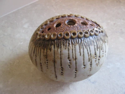 UNUSUAL VINTAGE STUDIO POTTERY FLOWER VASE - MAKERS MONOGRAM 1970's • £9.99
