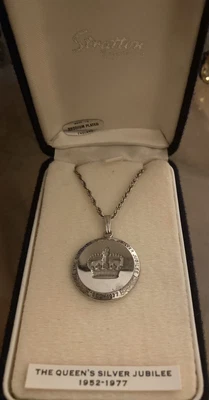 £22.50 • Buy Stratton Vintage Queen Elizabeth Silver Jubilee Necklace Pendant